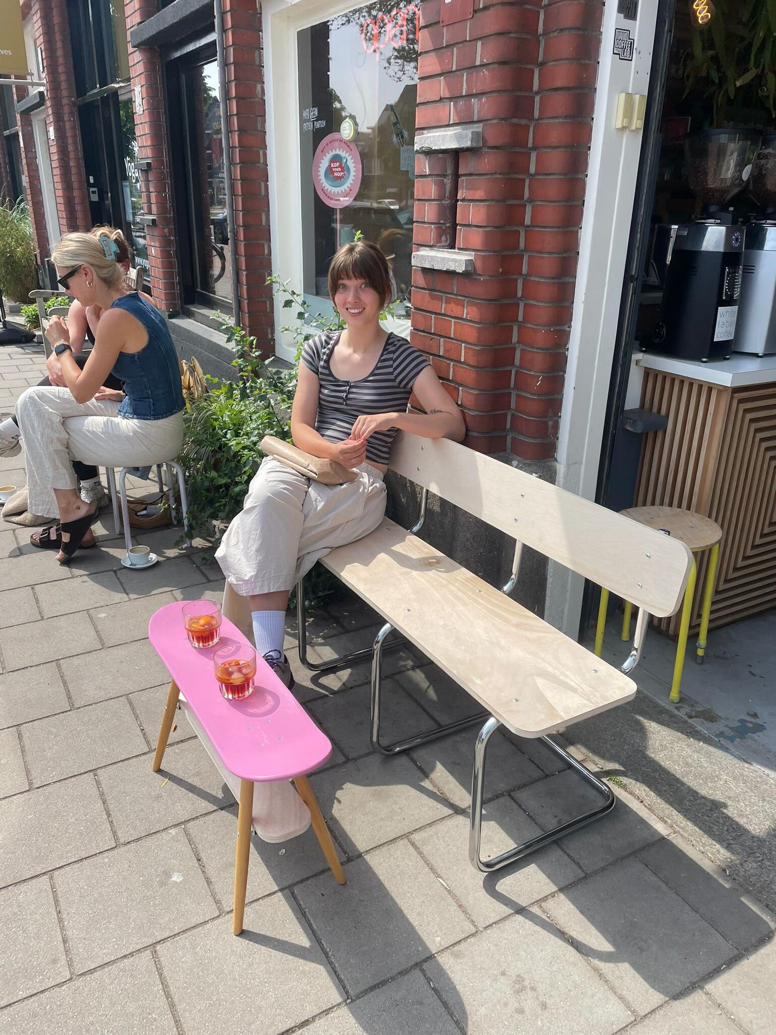 SOLD! Zo tof, Beau is heel handig én creatief. De zelfgemaakte schommelstoel én het bankje zijn
